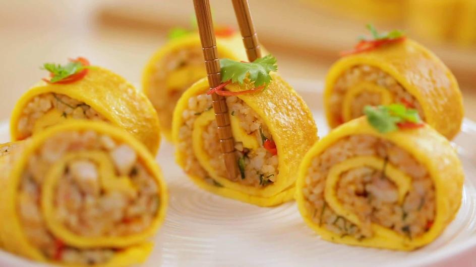 ข้าวยำสมุนไพรห่อไข่