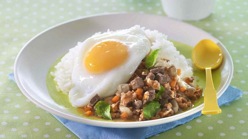 ไข่ดาวกะเพราทรงเครื่อง