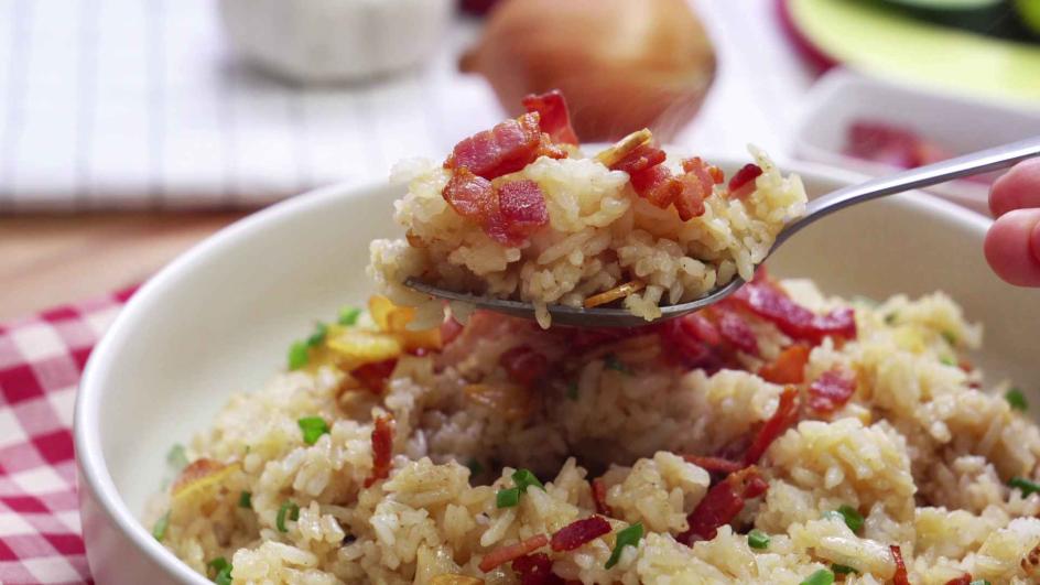 ข้าวผัดกระเทียมเบคอน
