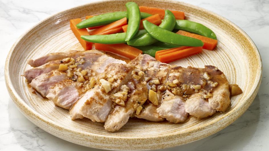 หมูย่างราดซอสกระเทียมพริกไทย