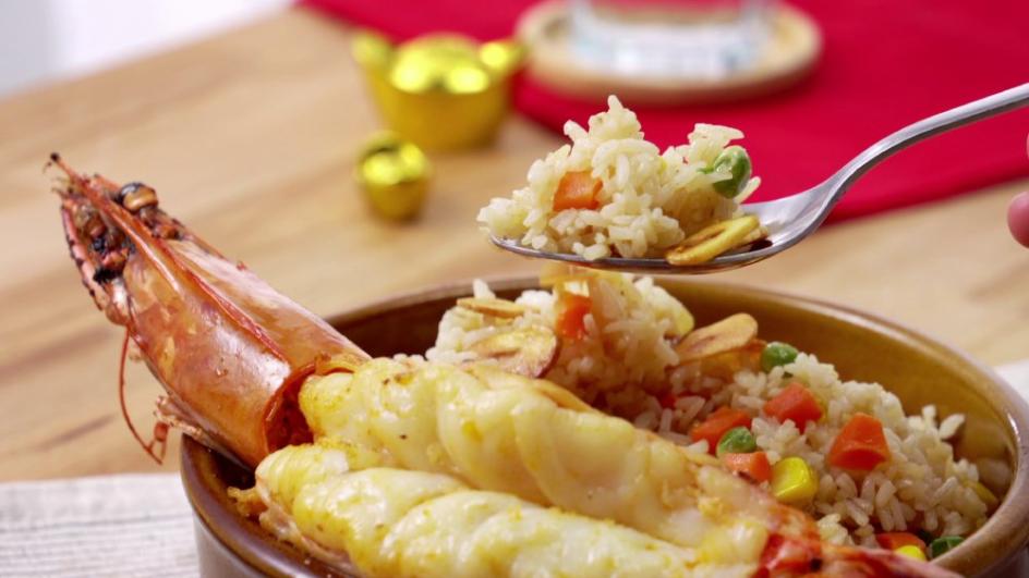 ข้าวผัดกระเทียมกุ้งทอด