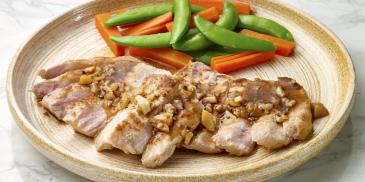 หมูย่างราดซอสกระเทียมพริกไทย